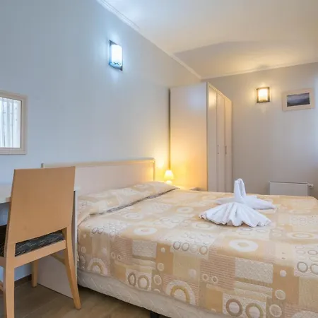 Apart Stenata מלון דירות 3*